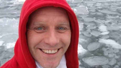 GENVÄG GENOM EFFEKTER. John Ajvide Lindqvist kommer med sin fjärde bok efter de kritikerrosade Låt den rätte komma in, Hanteringen av odöda och Pappersväggar.  Foto: <p>MIA AJVIDE