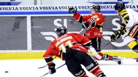 FULL FART. Oskar Jolérus på språng mot seger i J20:s match mot Skellefteå. Foto: EIJA DUNDER