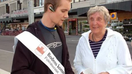 TIPS. Inga-Britt Andersson fick information av Mattias Andersson. Hon tyckte det var bra med tips och råd hur det går att undvika olyckor i hemmet.