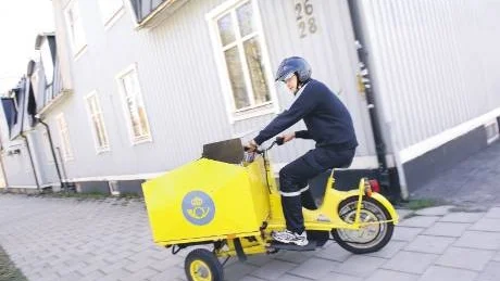 FÄRRE BREVBÄRARE. Posten fortsätter att satsa pengar på nya sorteringsmaskiner i Umeå och det innebär att brevbärarna i länet får mindre att göra. Posten löser den mesta övertaligheten genom så kallad naturlig avgång men fem brevbärare i Älvsbyn och Kalix kommer ändå att bli av med jobbet. 
Arkivfoto: LINDA WIKSTRÖM