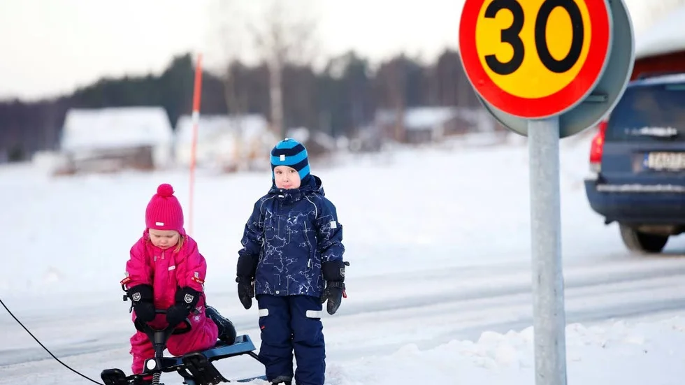 Indraget. Den som kör på 30-väg och håller minst 51 kilometer i timmen blir av med körkortet.