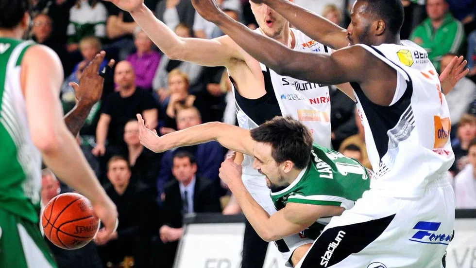 Vanlig sponsor. Sponsorkontrakten med Obol var som vilket som helst, enligt dåvarande Plannja baskets Lars Mosesson. Spelarna på bilden har inget att göra med texten. 
Foto: Andreas Wälitalo