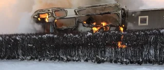 Husbil totalförstördes i brand