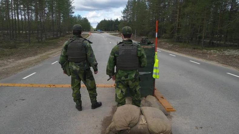Stopp. Flera aktivister greps den 2 juni 2015 i samband med flygövningen Arctic Challenge Exercise.
