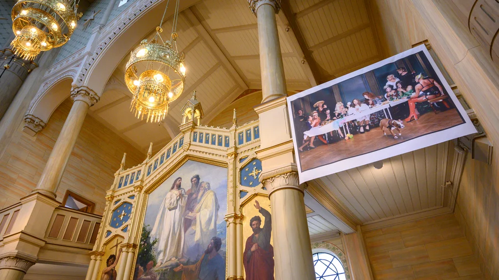 Elisabeth Ohlsons bild ’Nattvarden’ ersatte konstnärens tavla ’Paradiset’ vid altaret i S:t Pauli kyrka i Malmö i januari 2020. 