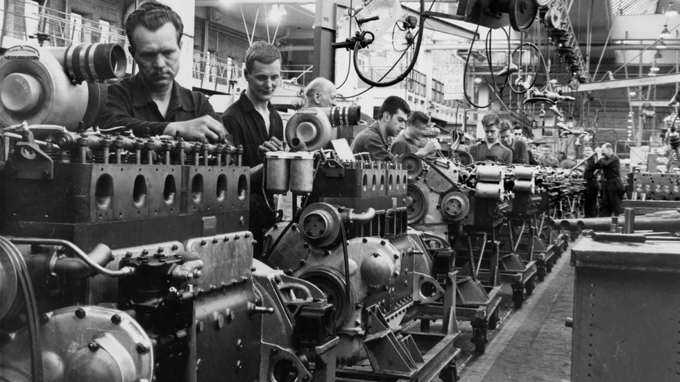 På 1960-talet förkortades arbetstiden för att slutligen 1973 bli 40-timmarsvecka. Dags att korta den ytterligare, menar insändarskribenterna.
Arkivbild från Scania-Vabis, (numera Saab Scania) där verkstadsarbetare monterar motorer till lastbilar i fabriken i Södertälje 1965.
