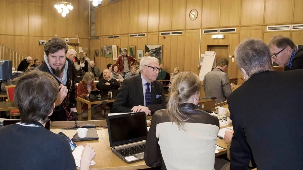 Olle Lindström (M) diskuterar med presidiet inför omröstningen som genomfördes.