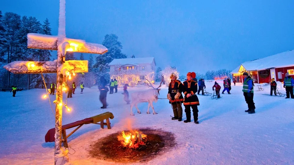 Snölek. Eldarna är tända och intill används sparkarna flitigt av besökande engelsmän.