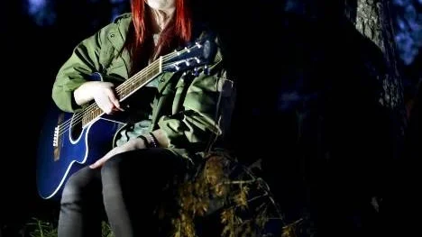 Lina Ögren, 18, har många strängar på sin gitarr. Men trots att musiken är en viktig del i hennes liv siktar hon på en helt annan karriär - polisyrket. Att Lina nu är luciakandidat nummer 1 kan hon bland annat tacka sin mamma för, som anmälde henne till Piteås lucia 2012.