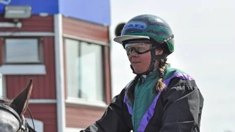 Bronx Sisu med Hortlaxtjejen Ulrika Westerberg (bilden) i sadeln slog av Digital Element och Ingela Nilsson på linjen i montéloppet: Det var en häftig upploppsduell de båda ekipagen bjöd på:"Men jag såg att vi åkte dit", sa Ingela Nilsson. (Arkivbild)