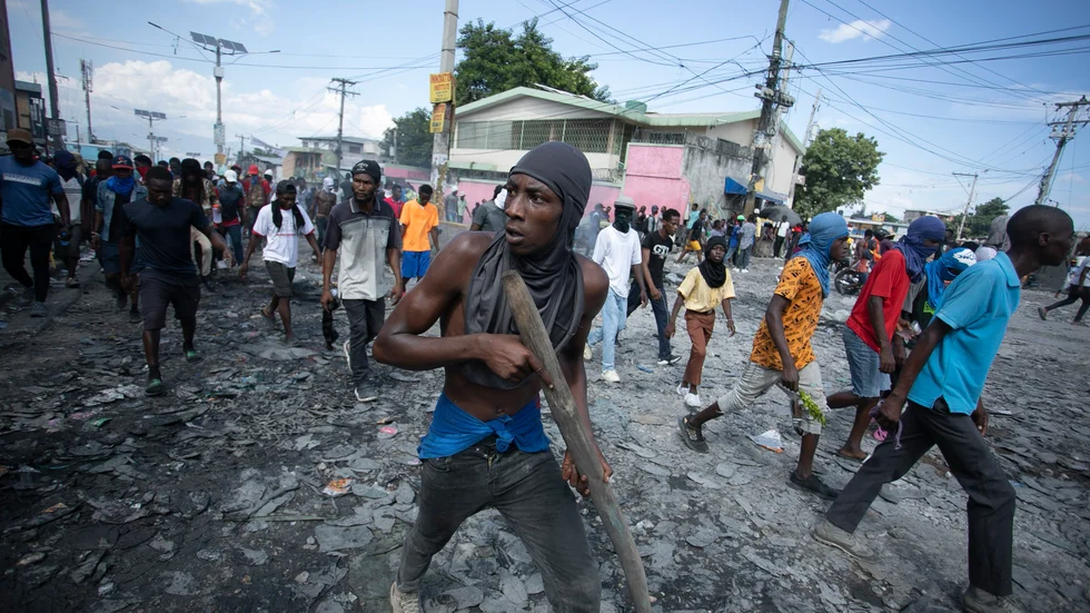 Människor deltar i en demonstration mot premiärministern Ariel Henry i huvudstaden Port-au-Prince. Bilden är tagen den 3 oktober.