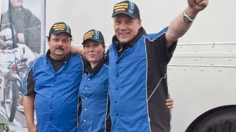 Team Lindgren jublar, från vänster Tomas Eriksson, Mary Sissel Eilertsen och Per-Erik Lindgren. Per-Erik tog den här säsongen guld och brons i SM i två olika klasser. En prestation som ingen annan dragracingförare lyckats med tidigare.