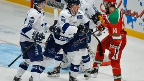 Piteågrabben Tobias Forsberg, till vänster, skrev för några dagar sedan på ett nytt tvåårskontrakt med Leksand - klubben som drömmer om elitserien. "Det är tufft, men vi ska dit", säger han.