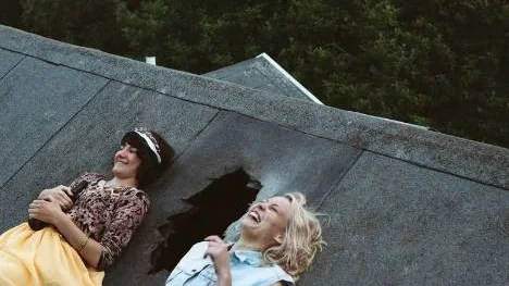 Linda Molin och Fanny Ketter spelar de excentriska tjejerna Kristin och Andrea i detta lite udda svenska dramat.