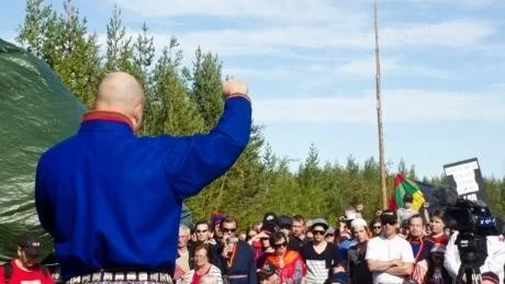 Samebyarnas manifestation vid Kallak. Jörgen Stenberg från en sameby i Västerbotten talar för folkmassan.