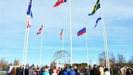 UNIK. Polcirkeln har fått ett monument i Juoksengi, med alla flaggor från de åtta länder som polcirkeln går genom.