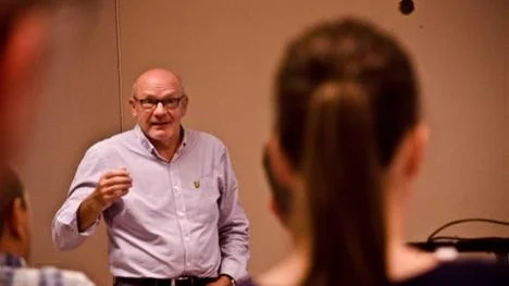 Informerar. Mats-Åke Lantz på SCA Skog håller i ett föredrag om processen att bygga vindkraftverk.