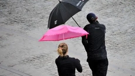 REGNIGT. Dåligt väder med regn är bra för resebyråer. Även inomhusaktiviteter går bra när sommarvädret sviker.