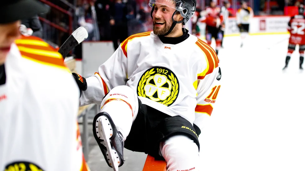 Johan Larsson hyllas rejält av Brynäs sportchef Johan Alcén efter säsongens inledande tio matcher. "Han är precis allt vi hoppats, trodde och visste", säger Alcén i podden Nedsläpp Brynäs. 