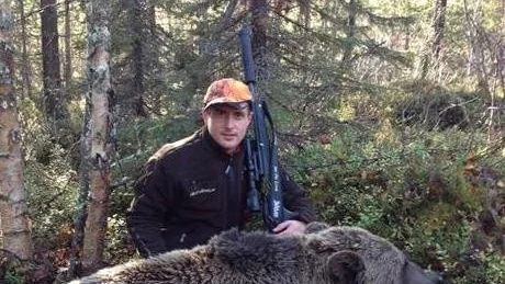 Den kände björnjägaren Robert Salomonsson, här med en björn skjuten vid ett tidigare tillfälle.