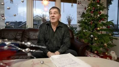 Ulf Snell anser att hans tidigare arbetsgivare betalt honom för lite lön under inkomståren 2006, 2007 och 2008. Enligt hans egna beräkningar rör det sig om cirka 140 000 kronor för lite.