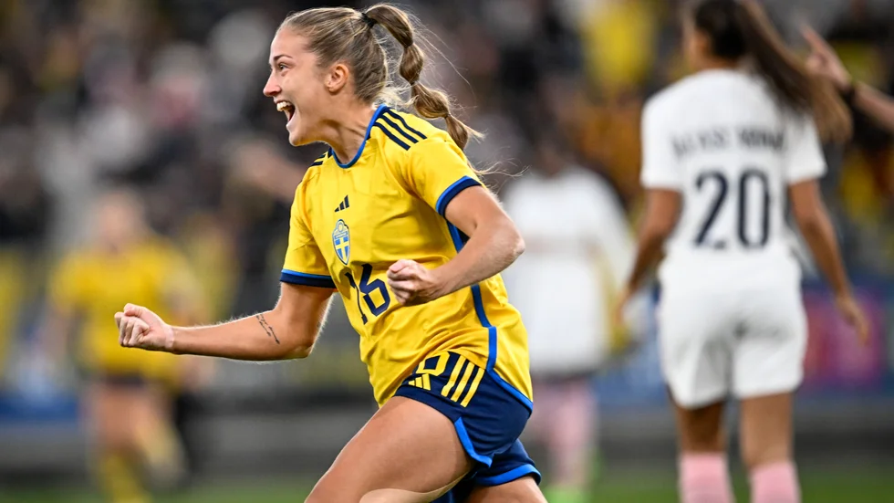 Sveriges Filippa Angeldaghl jublar efter sitt tidiga mål.