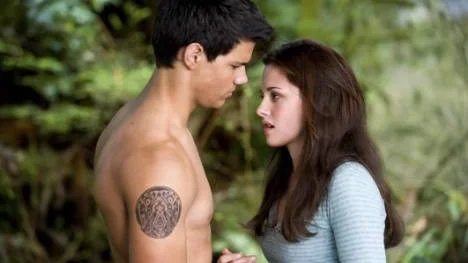 Nya lekkamrater. Jacob (Taylor Lautner) blir en alllt hetare medtävlare om Bellas (Kristen Stewart) känslor i "New moon".