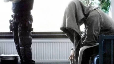 Det var en rigoröst bevakad misstänkt bankrånare som i går - mot sitt nekande - häktades vid tingsrätten i Luleå. I dag kommer hans kompanjoner att nagelfaras av rätten.