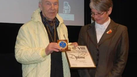 Iförd samma jacka som när han stod på prispallen i Squaw valley 1960, lämnade skidskytten Klas Lestander över sin OS-guldmedalj till Silvermuseets chef Ingela Bergman.