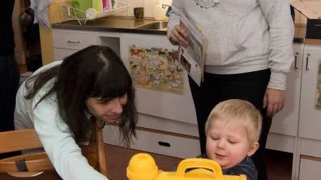 Små barn leker på samma sätt, oavsett om de bor i Madrid eller i Arvidsjaur. Det kan Nieves Renondo Páes och Raquel Mas Pascual konstatera sedan de i går träffat Oskar på Stortorgets förskola i Arvidsjaur.