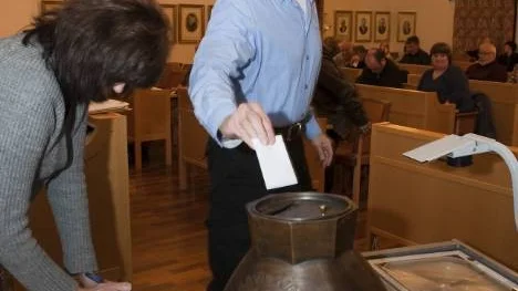 Votering om förste vice ordförandeposten. Lars Häggström (M) lägger sin röst, rösträknaren Britt-Inger Hedman (V) prickar av.