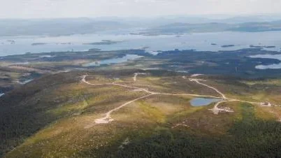 Arbetet med att bygga upp vindkraftsparker pågår på många håll, bland annat här på berget Uljabuouda i Arjeplogs kommun där tio vindkraftverk ska byggas.