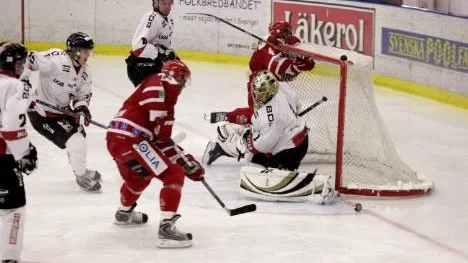 Daniel Olofsson satte (sin vana trogen) en puck för Piteå Hockey. Men den här gången var Kirunas duktige målvakt Johan Johansson i vägen.
