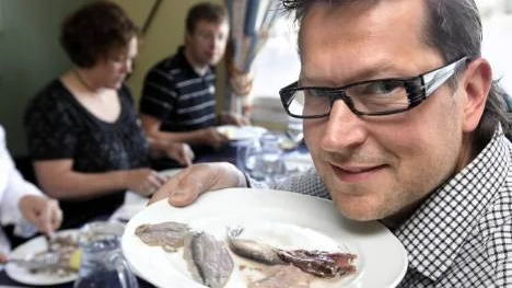 Surströmmings Akademins Tony Nilsson bjöd in vänner och kollegor till surströmmingstest.