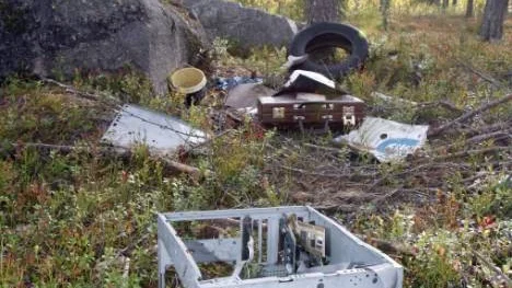 Allt möjligt skrot, från hushållsavfall till kläder och datordelar, ligger utspridda kring vattenreservoaren i Korsträsk.