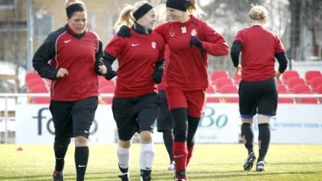 "Välkommen in i gänget, Jennifer", hälsar mittfältskollegan Erika Nilsson-Waara (nr 16) och lägger armen om nykomligen i startelvan.