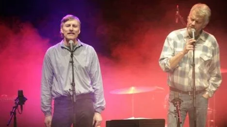 Bengt Ruthström och Ronny Eriksson får tummen upp för sånginsatserna på nya live-cd:n.