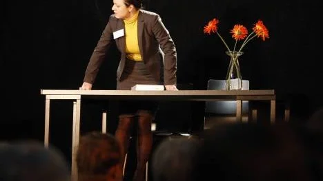 Folkhögskolans kulturkvällar inleddes i onsdags med teater Scratchs föreställning "Mamma, pappa, barn". Charlotte Lindmark iklädde sig bland annat rollen som Piteås kommunalråd Gunvor Nilsson. För regi och även skådespeleri stod Dan Swärdh.