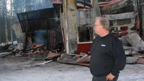 Eldsvådan började i pelletsförrådet i mitten av den 350 kvadratmeter stora byggnaden. "På en kvart hade branden fått fäste under taket på garagedelen", berättar ägaren Ove Norberg, som trots förödelsen är tacksam över att ingen människa kom till skada., som trots förödelsen är tacksam över att ingen människa kom till skada.