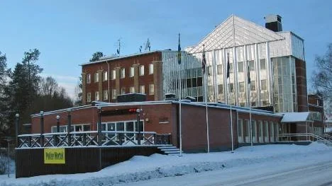 Polar Hotel i Älvsbyn riskerar tappa sitt serveringstillstånd efter en stökig krogkväll i november då kraftigt berusade gäster enligt tillkallad polis tilläts fortsätta köpa alkohol i baren ända fram till stängningen.