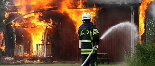 Blixt slog ner i hus - gick inte att rädda