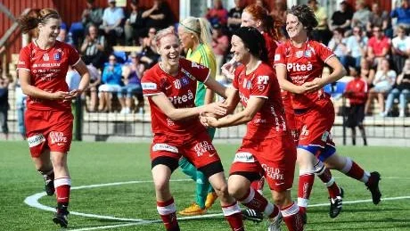 SERIELEDARE. June Pedersen jublar efter ett av sina mål i Norrettan. Här gratuleras hon av Erika Nilsson Waara. Piteå håller på att förbereda sig inför ett eventuellt nytt allsvenskt avancemang med talangprogram och viktig sponsring.Foto: Roland S Lundström