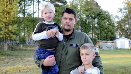 SKRIVER INTE PÅ. Jörgen Olsson tänker inte skriva på avtalet för utlandstjänstgöring. "Jag måste tänka på barnen i första hand", säger han och syftar på sönerna Vidar (till vänster) och Loke (till höger).