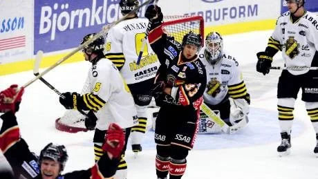Elias Fälth jublar efter han slagit in det avgörande 2-1-målet mot AIK.