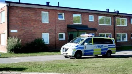 KNIVSTICK. Sjuksköterskan skulle ge den unge mannen en injektion men blev själv stucken med en kniv.