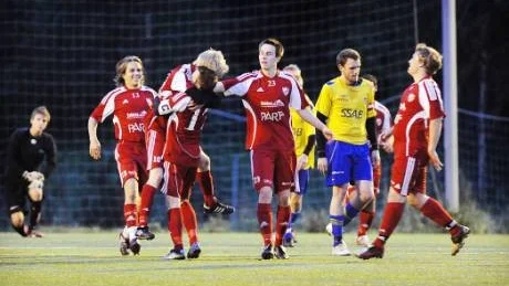 GLÄDJE. IFK Kalix besegrade Lira BK med 4-2 och återtog serieledningen i division IV norra.