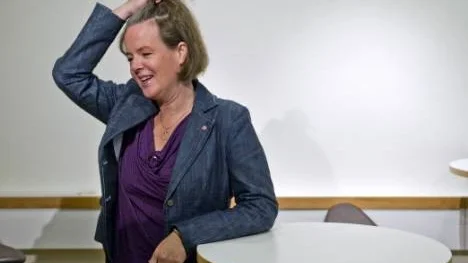 Den socialdemokratiska partisekreteraren Carin Jämtin borde initiera en fördjupad diskussion kring hur det socialdemokratiska partiet ska kunna fördjupa medlemsdemokratin.