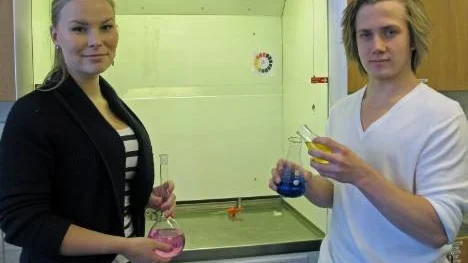 Stipendiaterna Ellen Lennahl och Emil Nilsson från Älvsbyns gymnasium ser fram mot att vara med på Berzeliusdagarna i Stockholm, där de tillsammans med över 350 andra kemiintresserade gymnasister ska få ta del av de senaste rönen inom svensk och utländsk forskning i kemi.