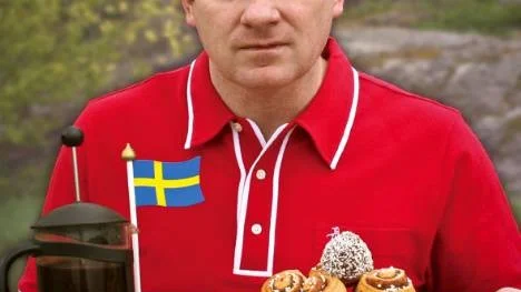 Al Pitcher lovar helt nya skämt i sin nya Fika-föreställning. "The fika-thing in Sweden is huge", säger han.