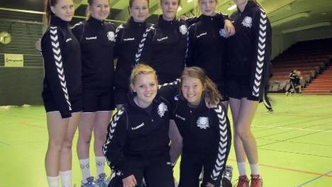 Hela nio Lillpitetjejer får representera Norrbottens länslag i Sverigecupen. Stående från vänster: Linda Grönlund, Olivia Vikström, Elin Lindlöf, Tess Krönell, Maja Nilsson, Johanna Wiklund. På knä: Tea Lundmark, Elin Grahn. På bilden saknas Ida Marklund.